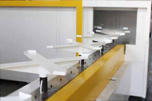 小编带你看 深入工厂，探秘轨道式喷胶机的制造与应用